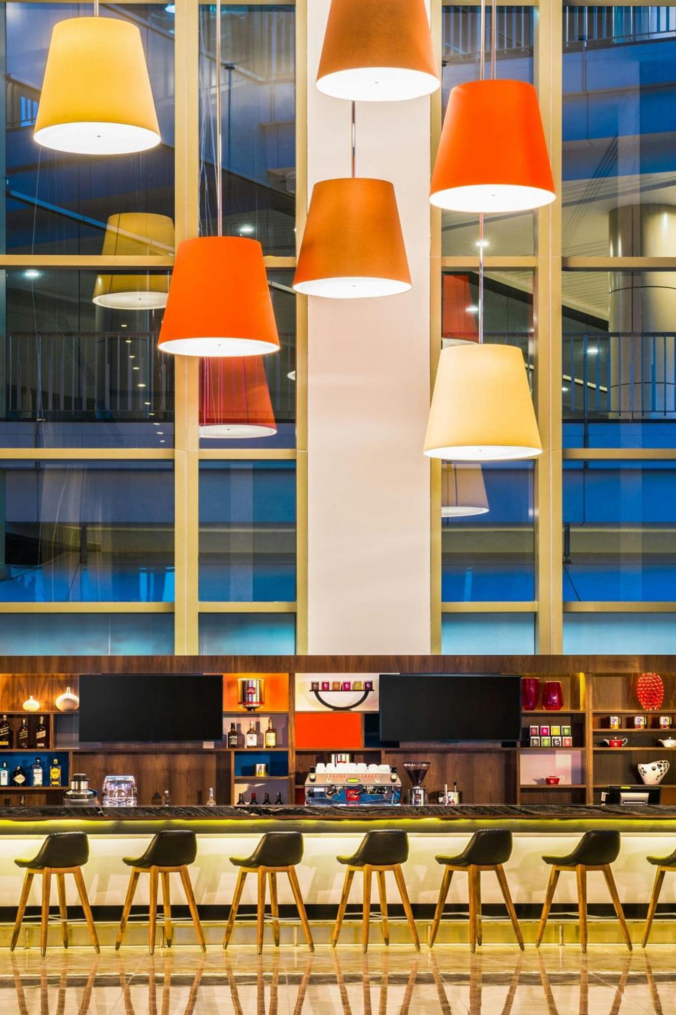 Le Meridien Putrajaya Luaran gambar The bar at the hotel