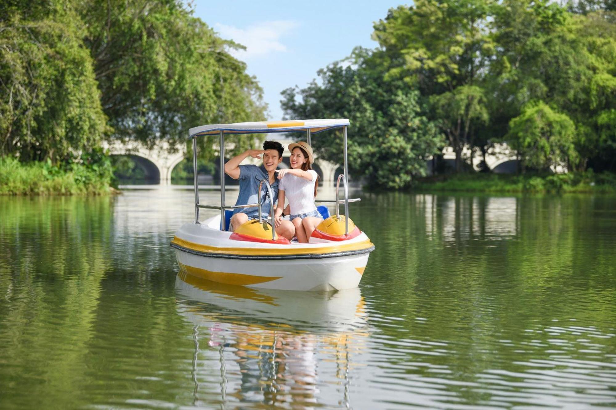 Le Meridien Putrajaya Luaran gambar Boating at the West Lake